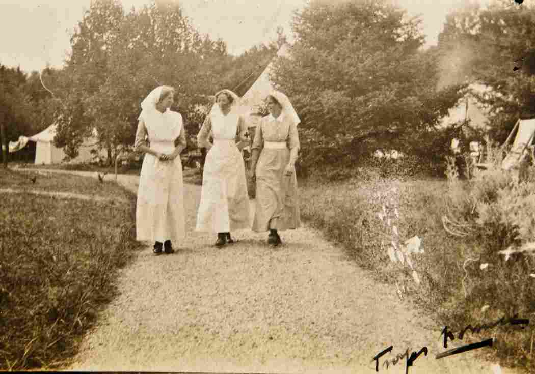 Nurses walking in the grounds of Chateau de Chanteloup, 1915 (RCPSG 74)
