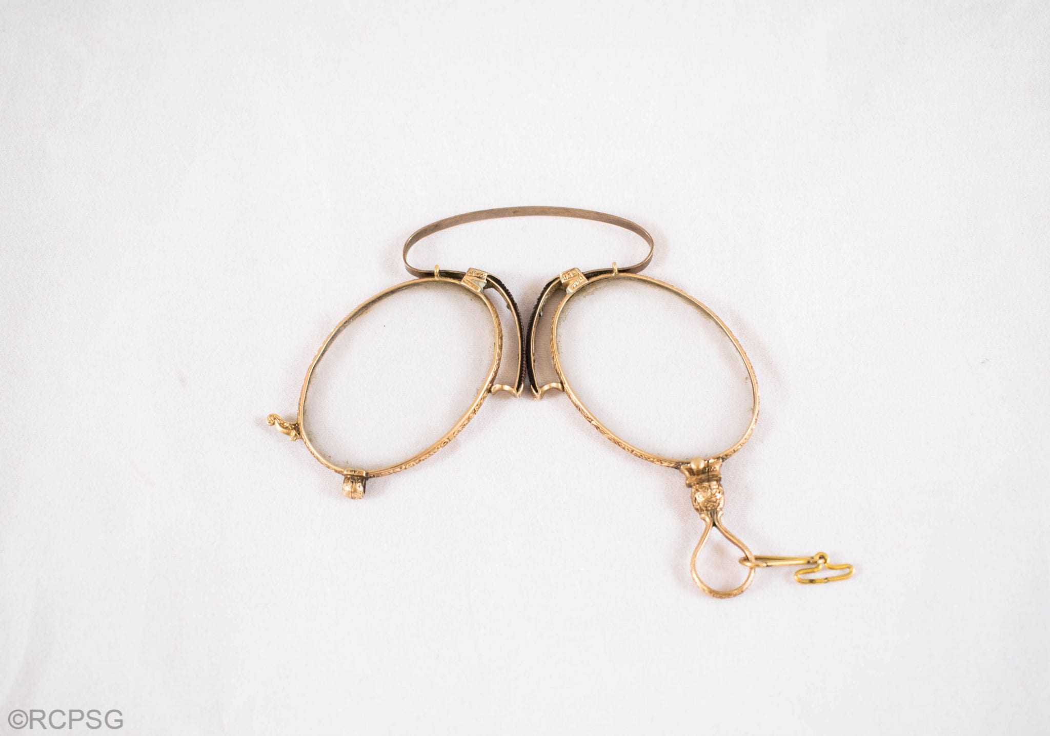 Folding pince-nez style spectacles